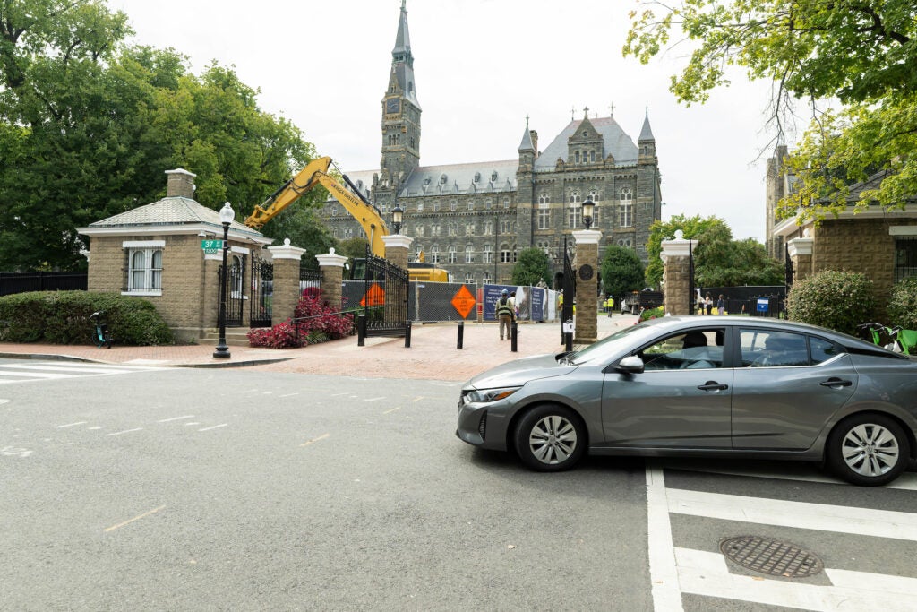 rideshare vehicle dropping off at 3700 O street NW